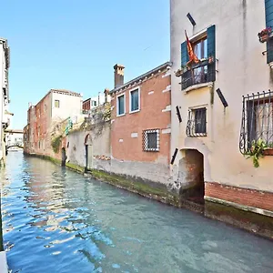San Barnaba On The Canal Venedig